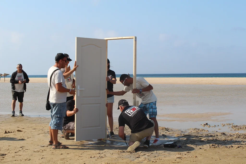 Les compagnons d’Emmaüs installent une porte ouverte face au détroit de Gibraltar pour promouvoir la liberté de circulation et appeler à un accueil digne. ©Mariline Charon/Emmaüs France