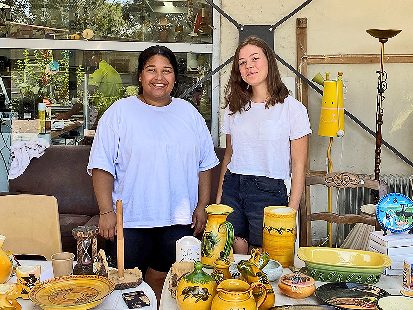 Rabia et Lucie, volontaires d'été à la communauté Emmaüs d'Arles