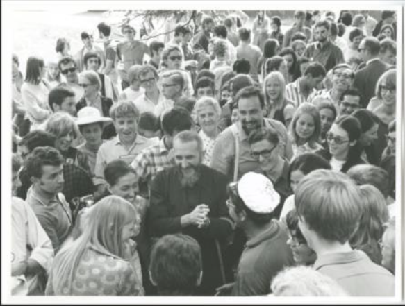L’abbé Pierre lors des camps de jeunes Emmaüs au Danemark, 1969.