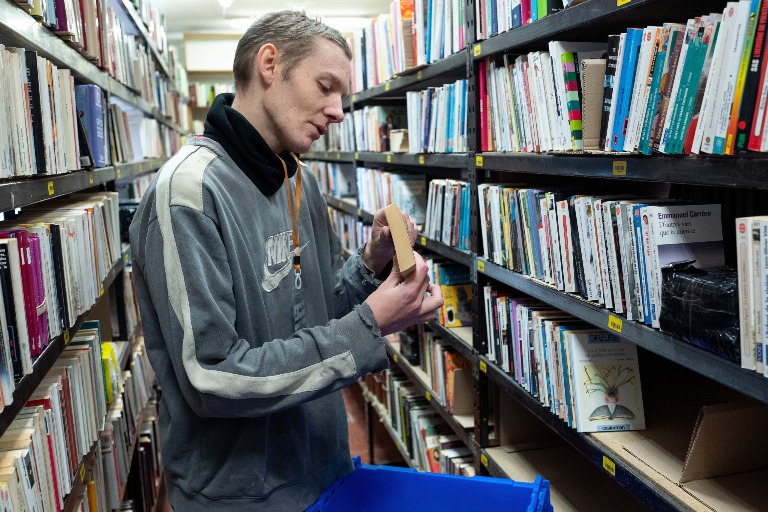 Adrien réalise le « picking » : il prélève dans le stock les livres vendus pour les préparer à l’expédition.