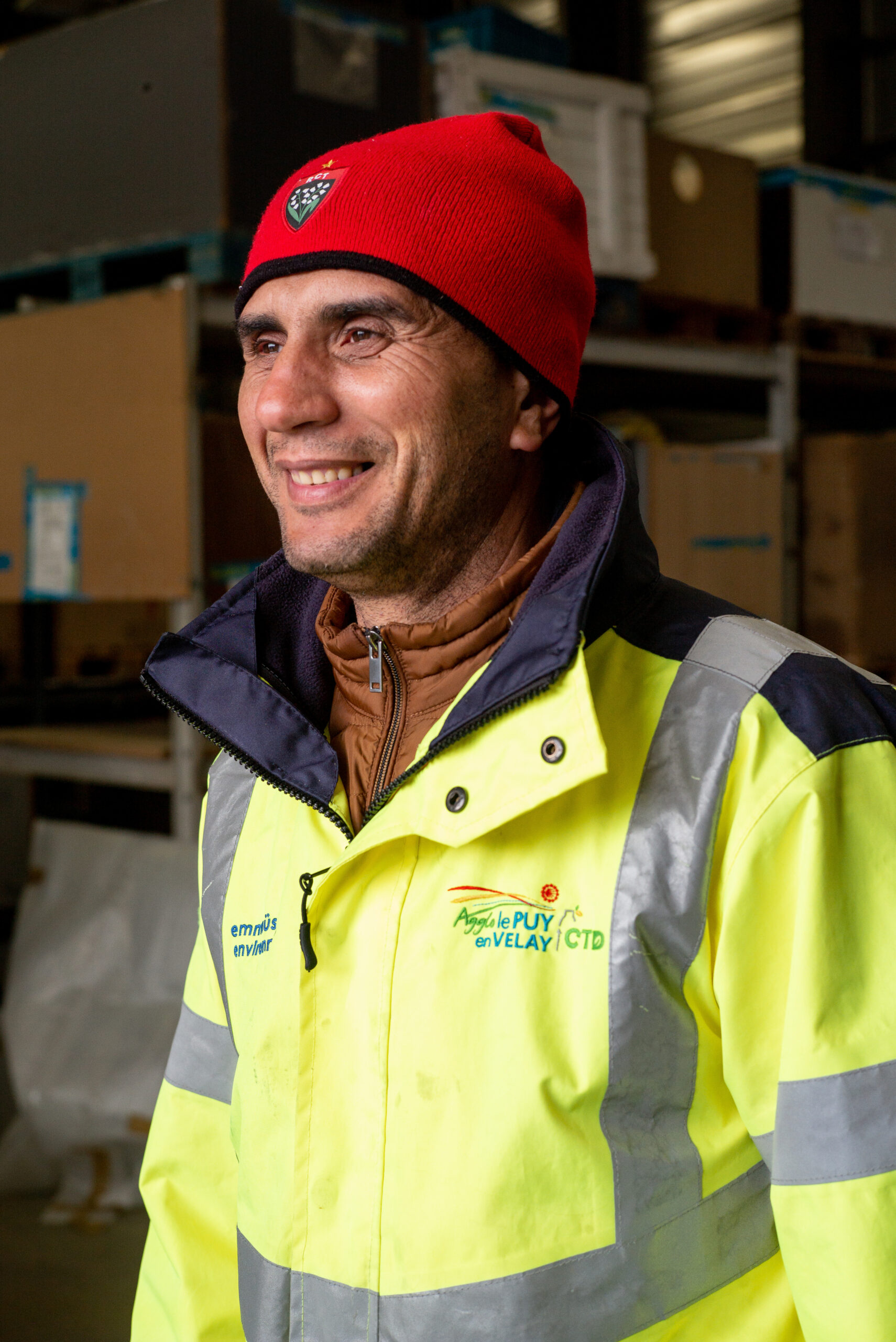 Mohammed, salarié en insertion, participe aux activités de catégorisation des déchets en recyclerie et à l’accueil des usagers.