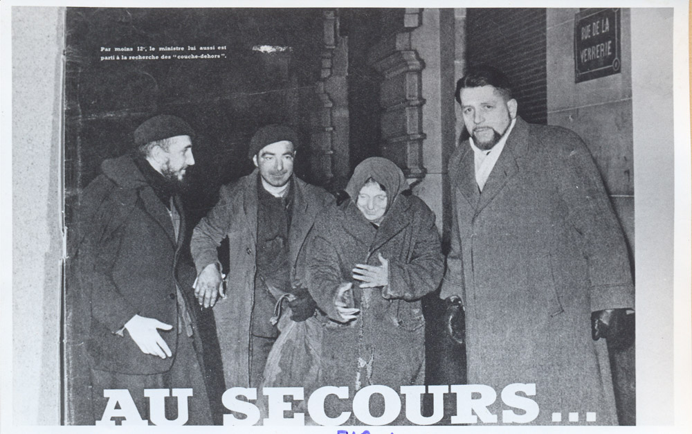 L’abbé Pierre au secours des personnes sans-abri avec Robert Buron, 1955. ©Emmaüs International