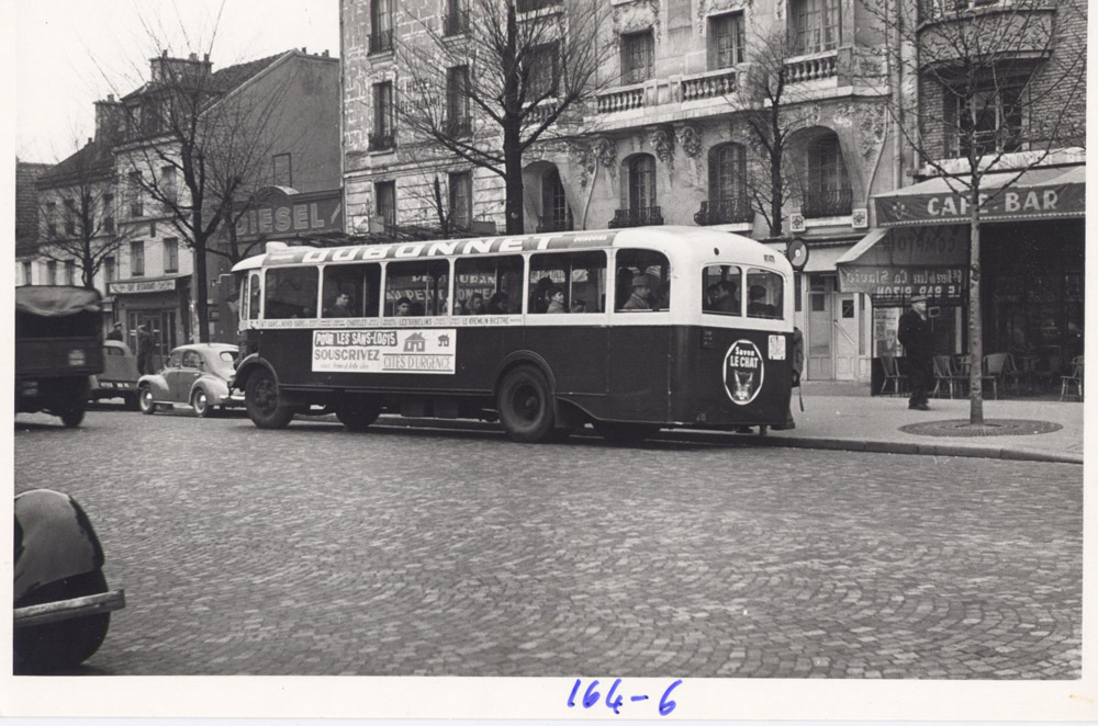 Affichage sur les bus parisiens suite à l'appel de 1954. ©Emmaüs International
