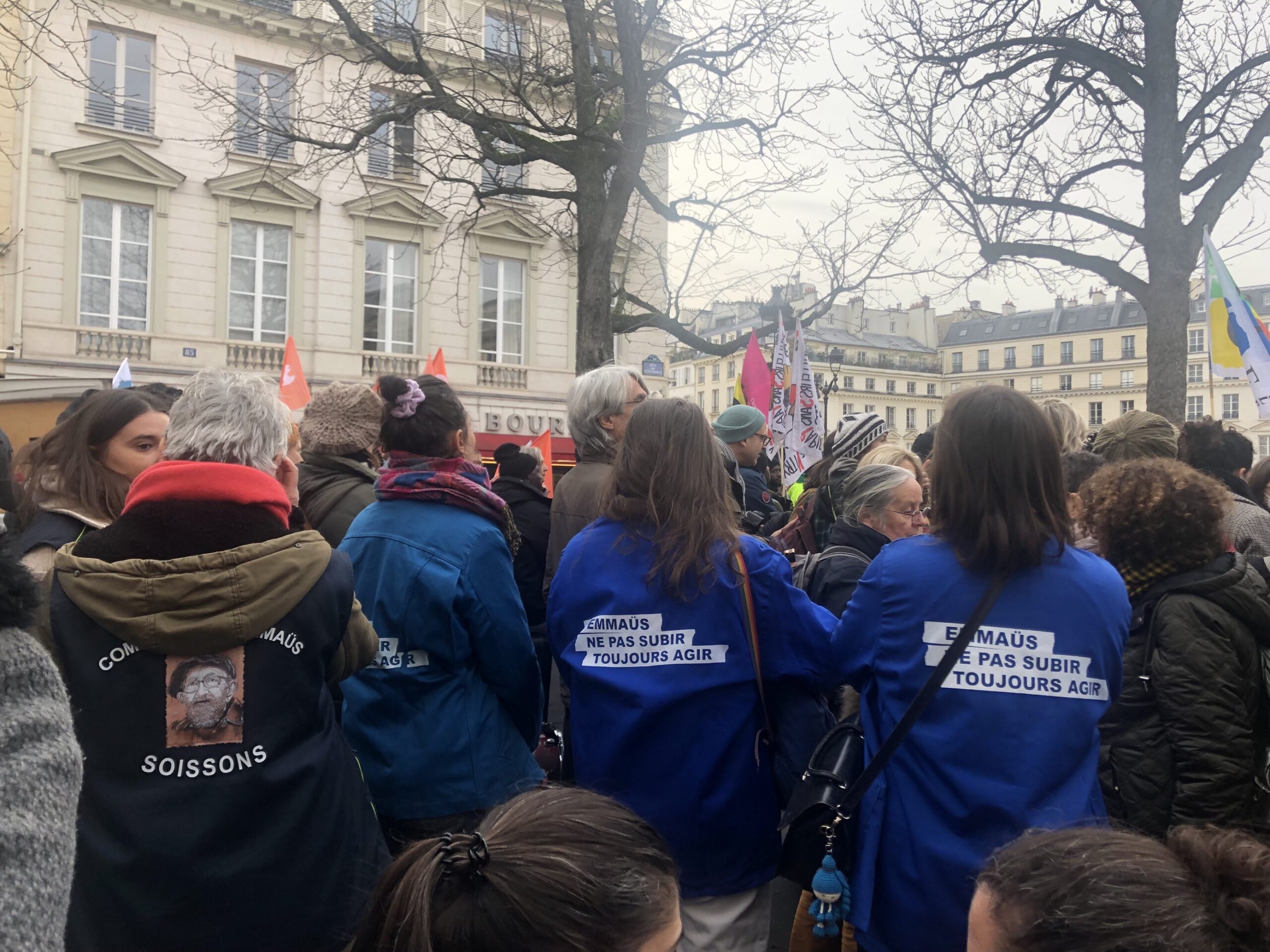 Adoption du projet de loi immigration en France : le Mouvement Emmaüs dénonce une attaque sans précédent contre les droits fondamentaux et les personnes les plus vulnérables