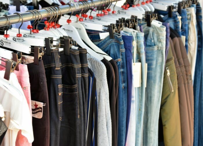 Loi sur la fast-fashion : la société civile demande un malus pour les marques qui commercialisent plus de 5 000 nouveaux modèles de vêtements par an