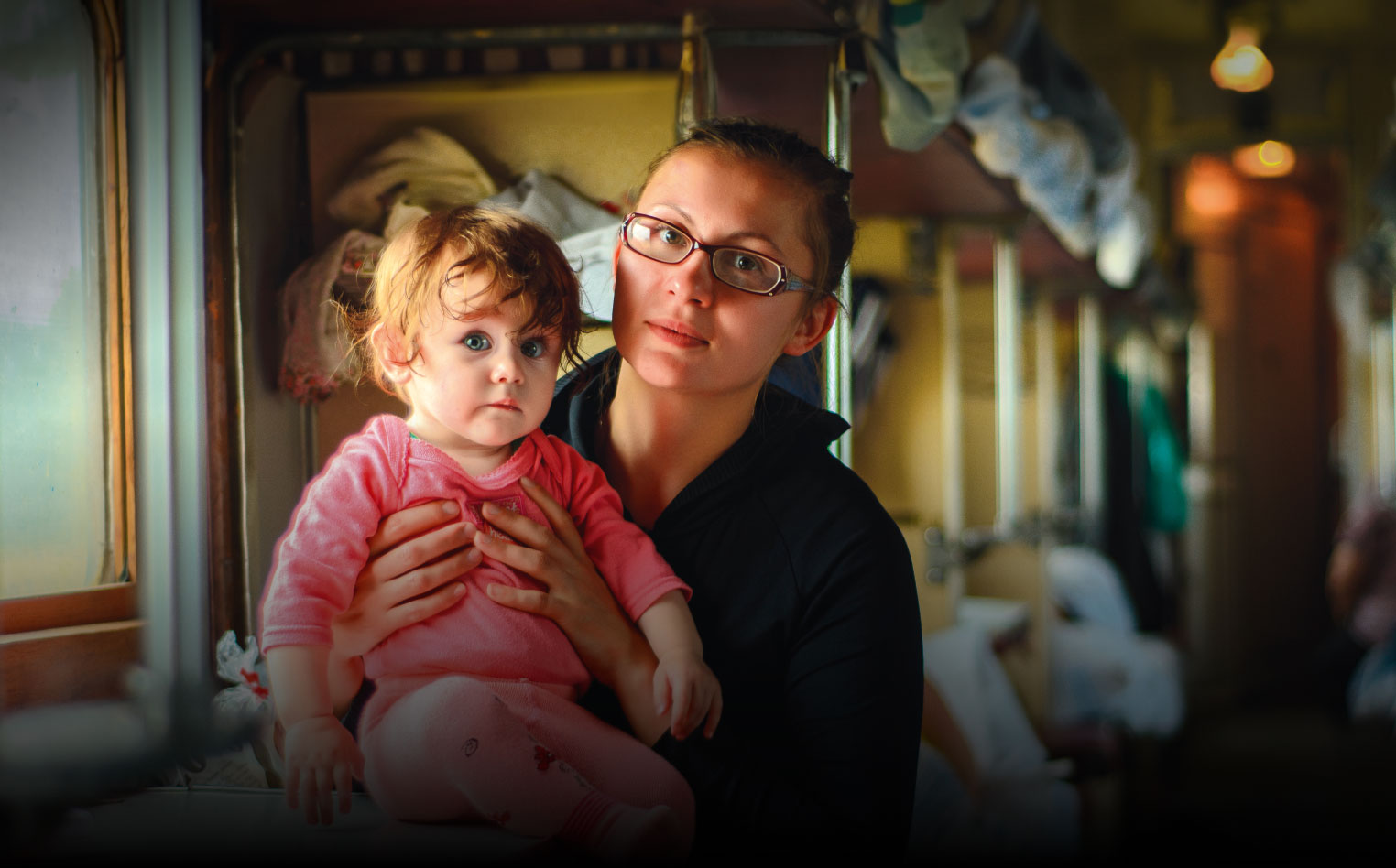 Une femme tient son enfant