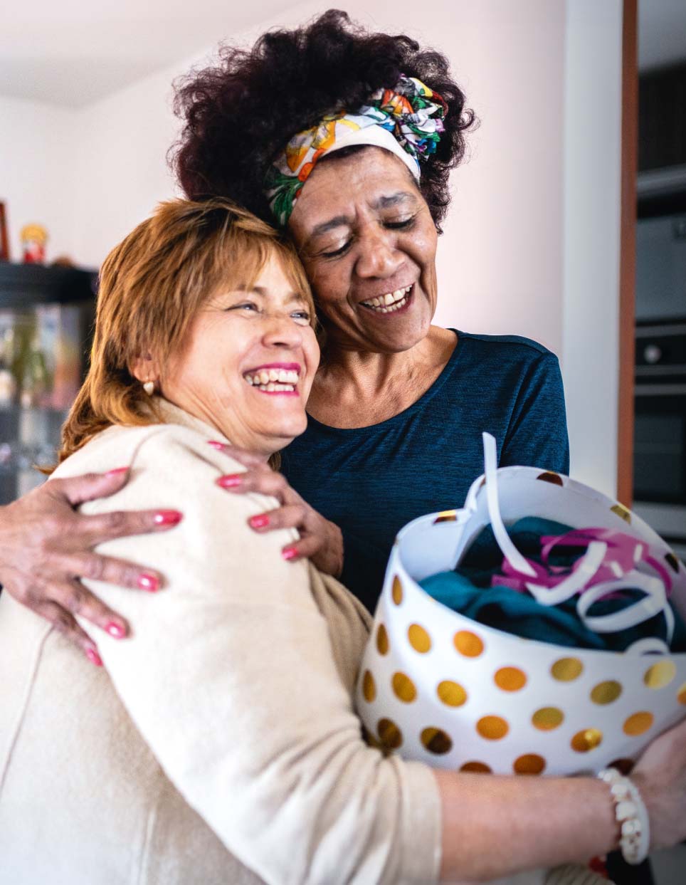 Deux femmes se prennent dans les bras