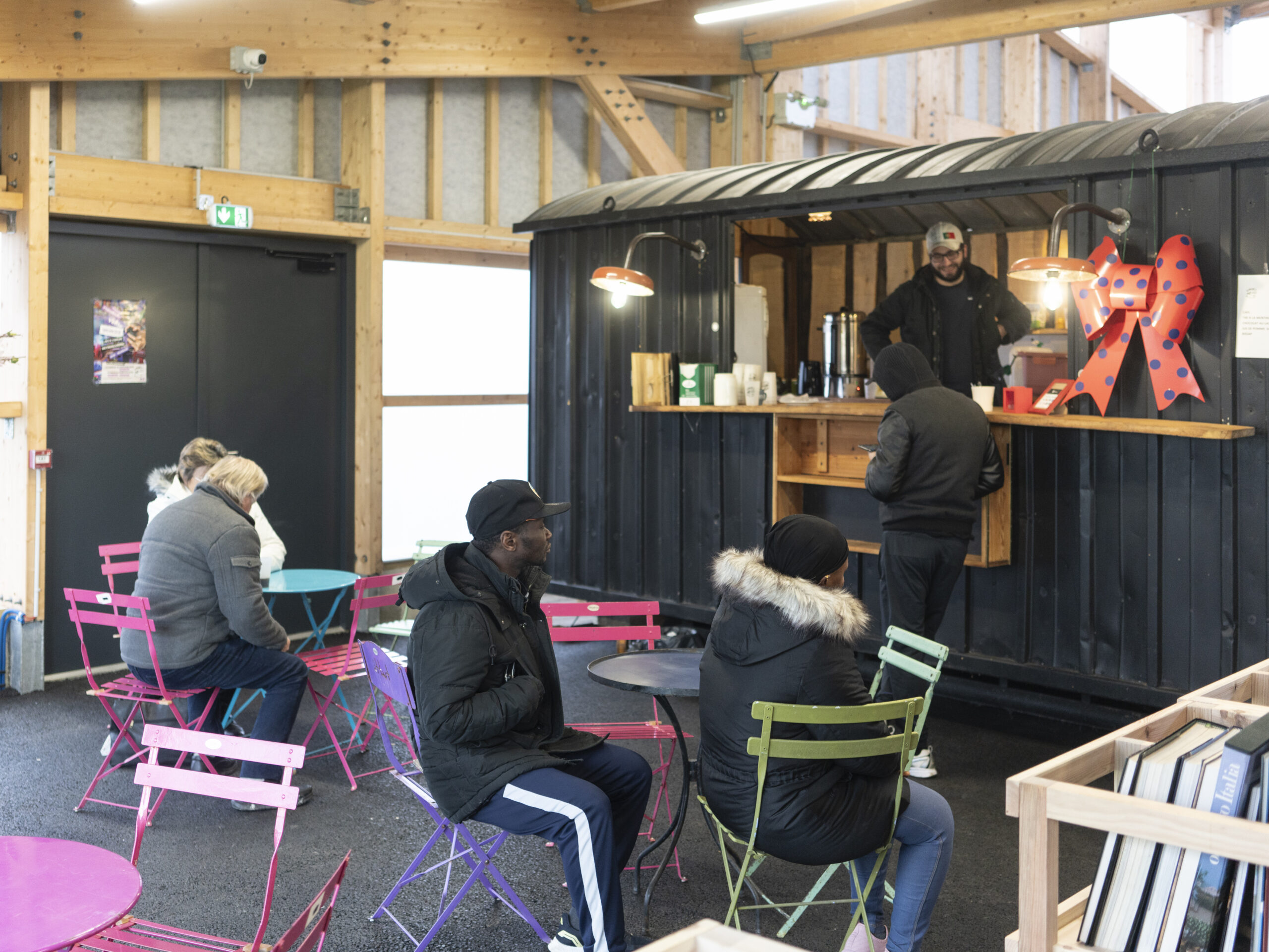 Un vieux camion transformé en buvette offre une pause conviviale dans la salle de vente