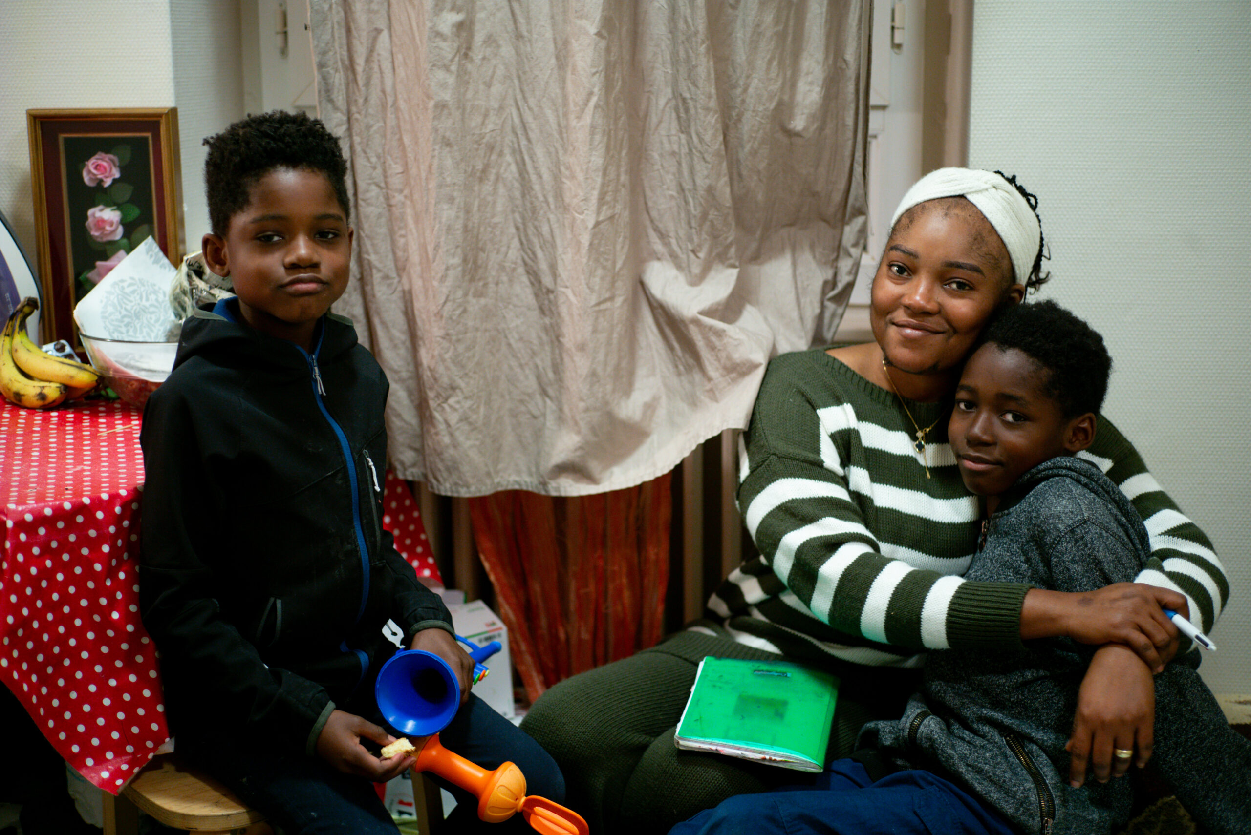 Armeline et ses deux fils, originaires du Congo, dans leur appartement.