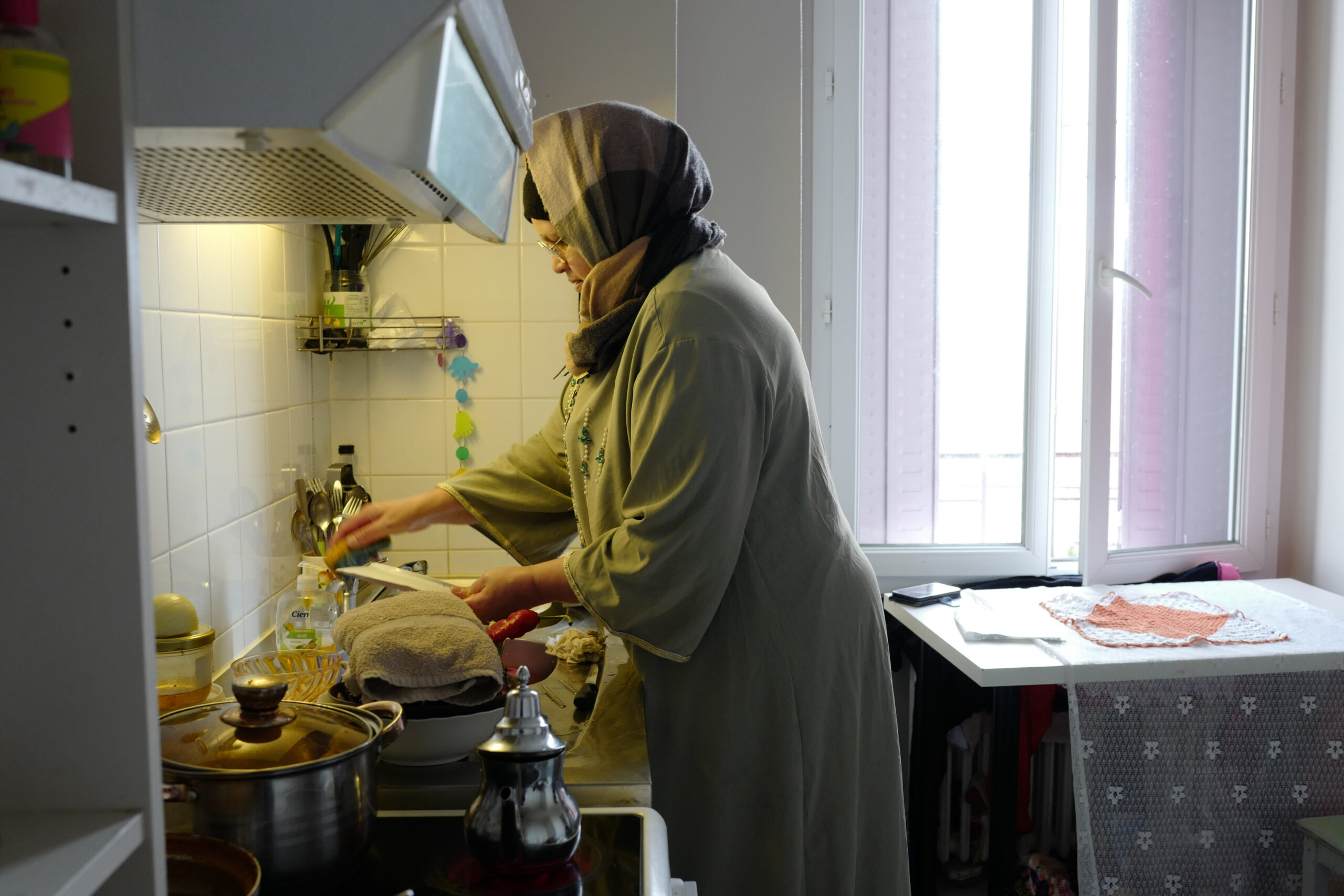 Fatima, venue du Maroc, à la cuisine dans son appartement.