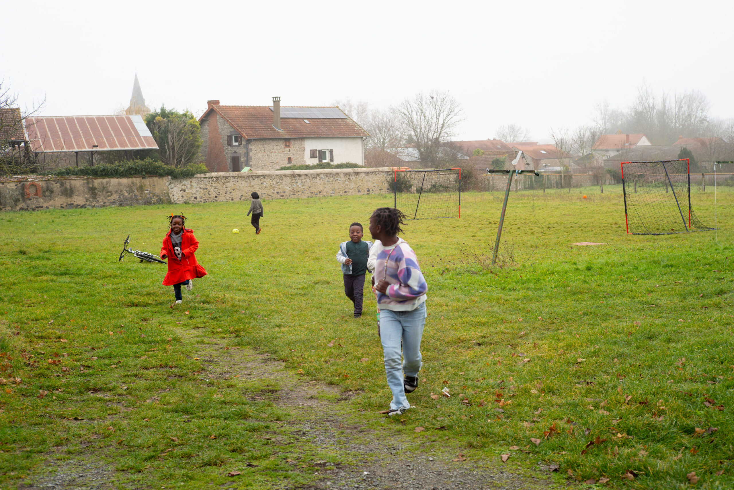 Le grand parc du CADA offre en effet un terrain de jeu idéal pour les enfants accueilli·e·s