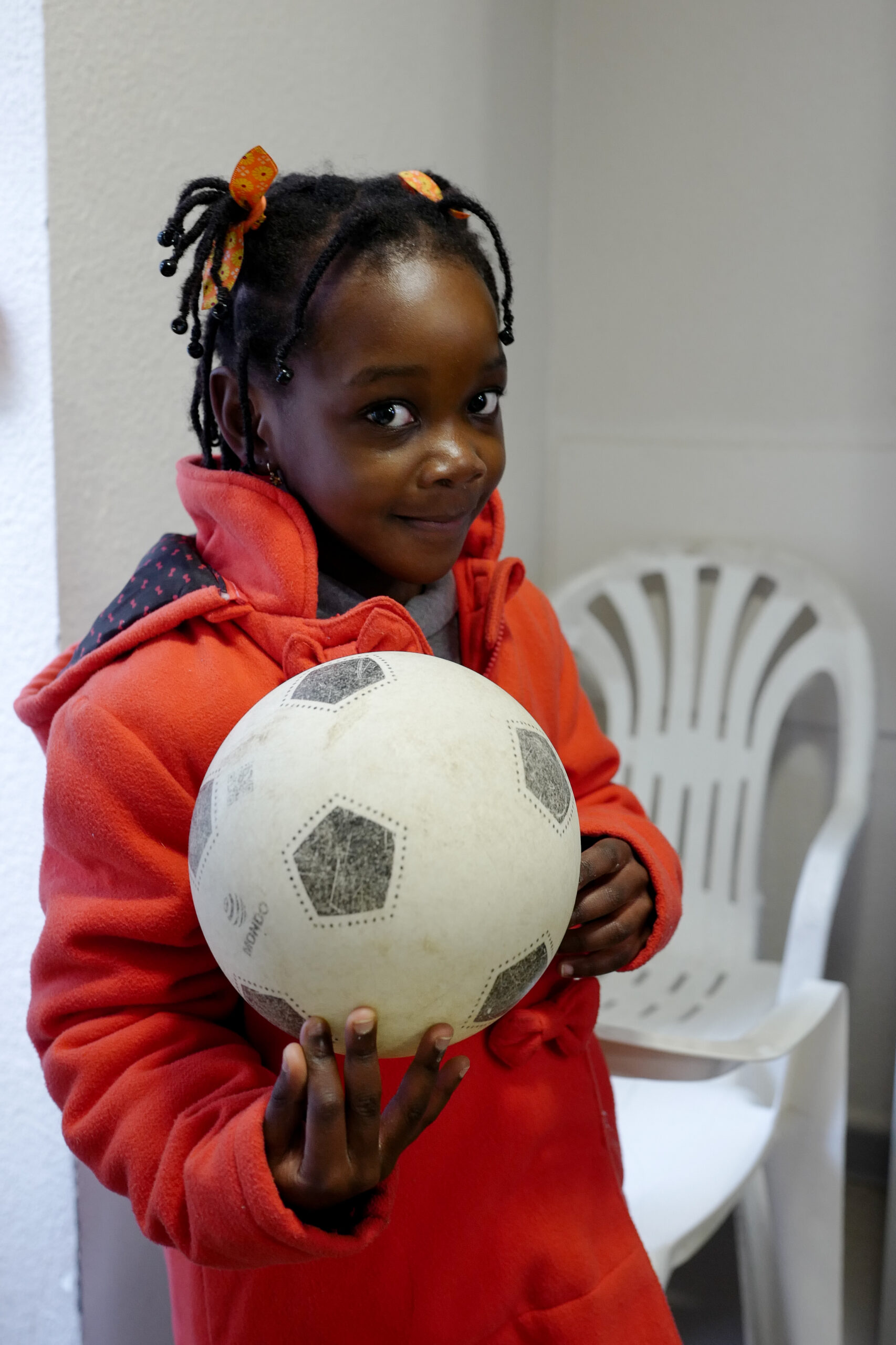 ... avant de s'emparer du ballon de foot. 