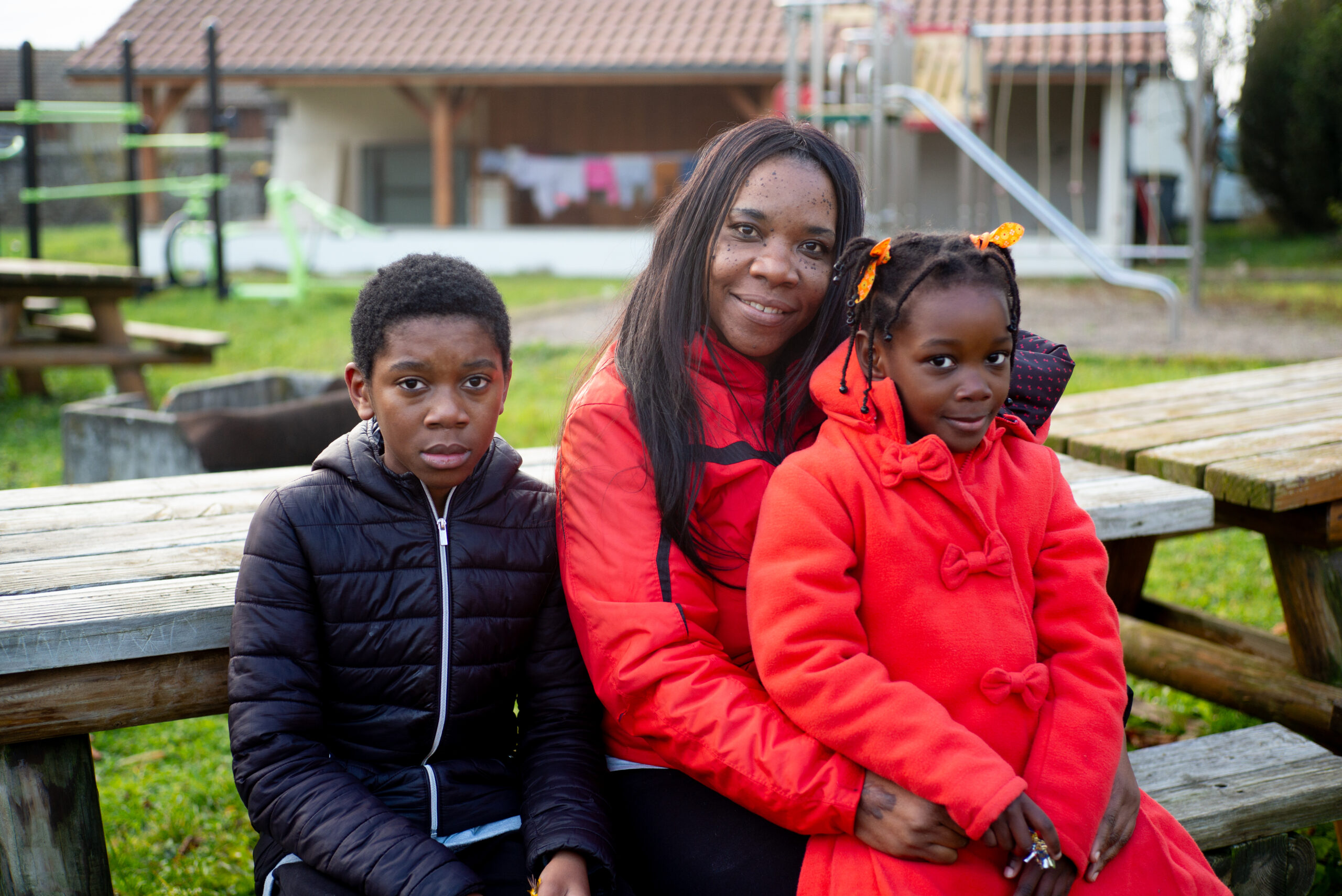 Luisa avec Esperanza, sa maman et son frère Zidane.