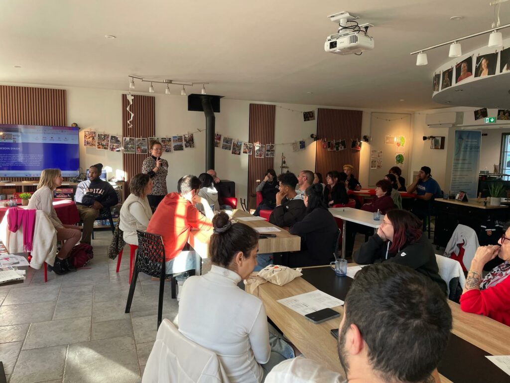 Intervention de Johanna Ream, directrice adjointe d'Emmaüs Ruffec, au centre social La Chrysalide